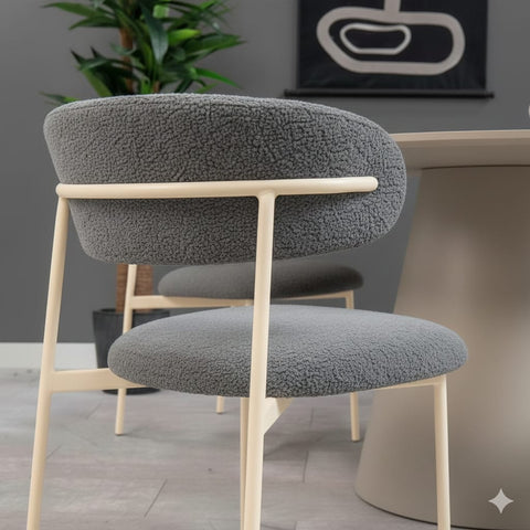 Ensemble Salle à Manger Minimaliste – Table Ronde Beige & Chaises Gris Texturé