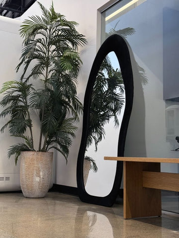 Miroir Organique Pleine Hauteur – Cadre Noir Ondulé