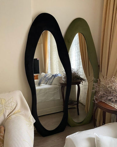 Miroir Organique Pleine Hauteur – Cadre Noir Ondulé